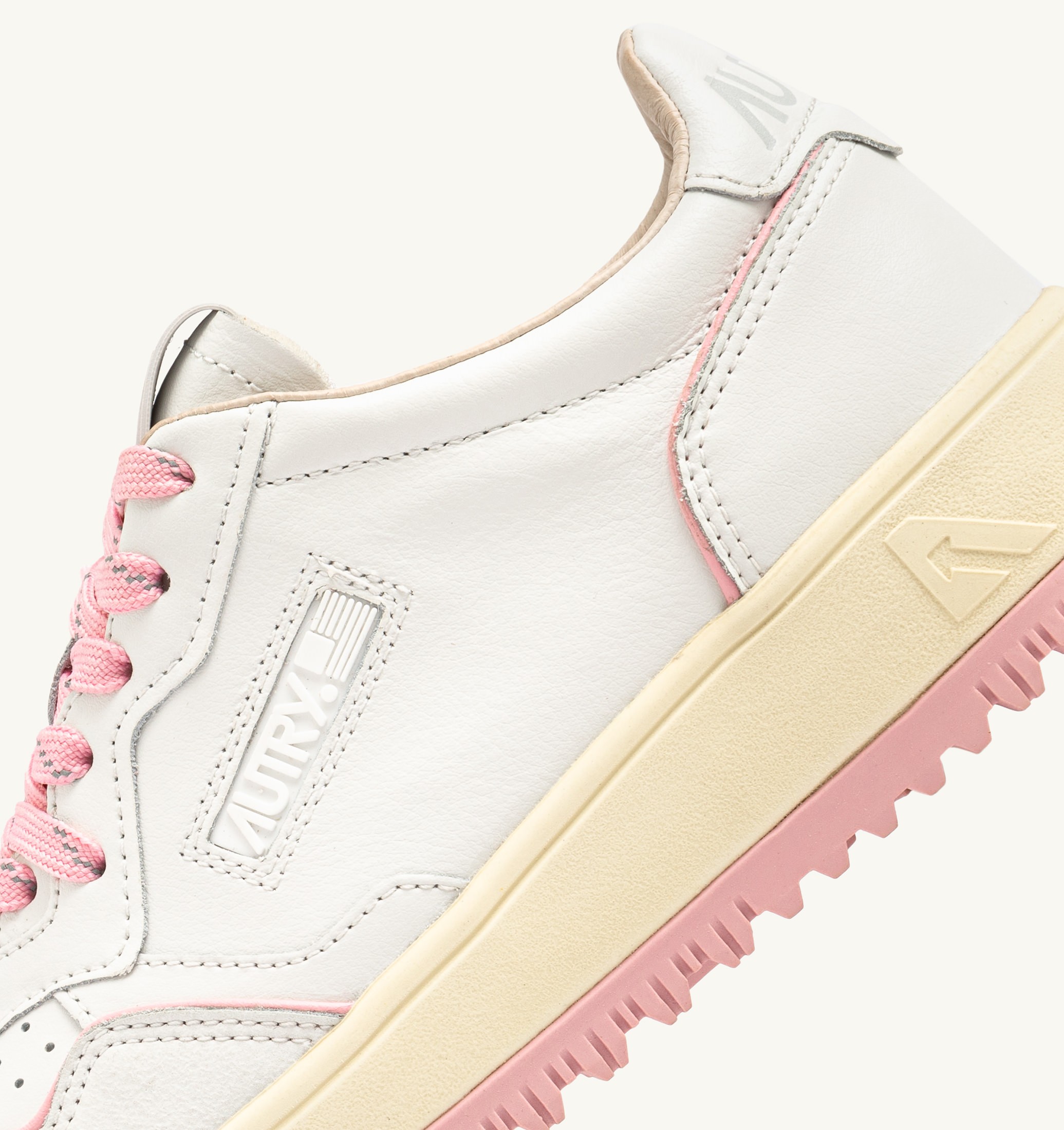 BASKETS GOLF LOW EN CUIR BLANC ET CORAL BLUSH