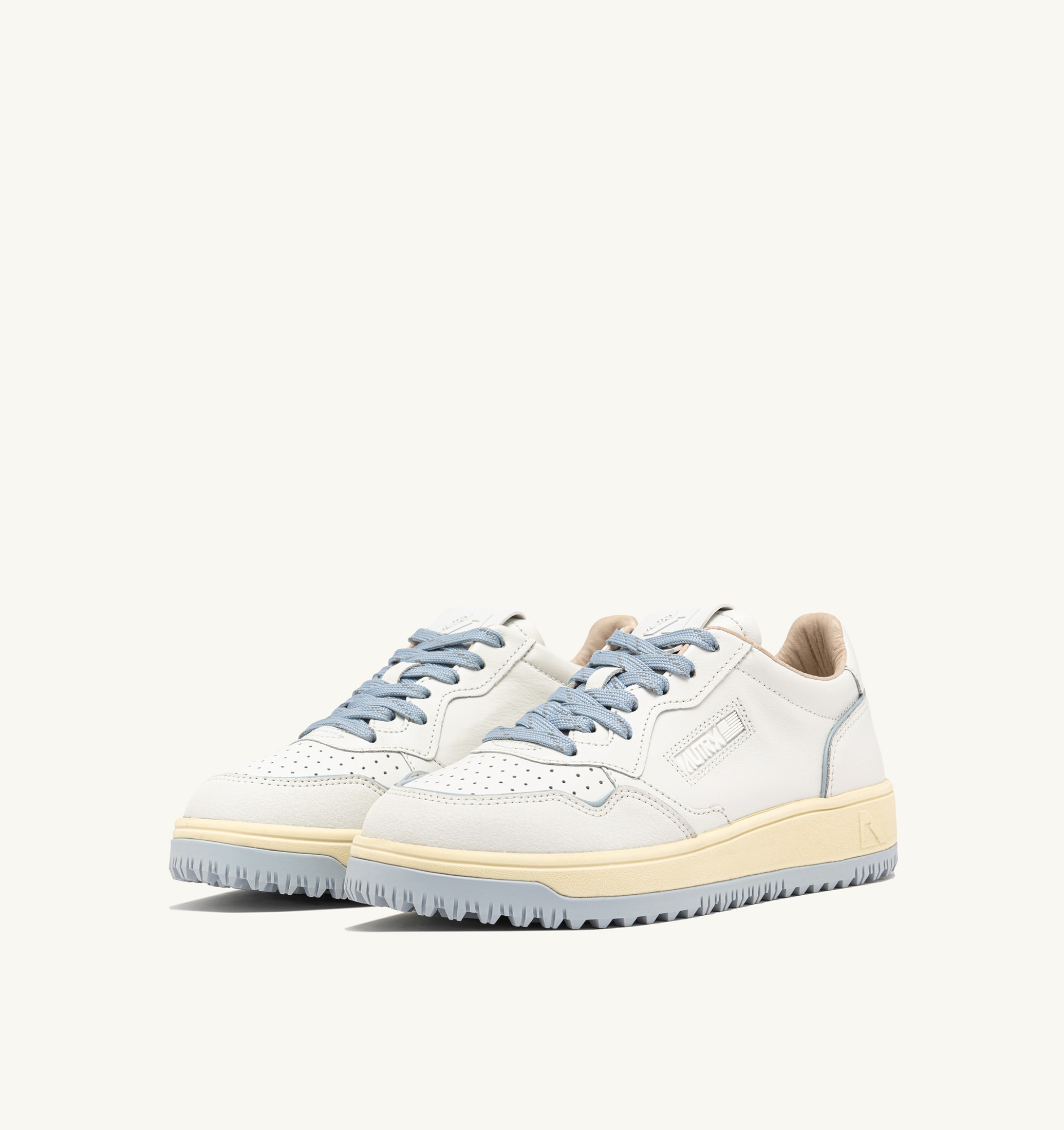 BASKETS GOLF LOW EN CUIR COLORIS BLANC ET PEARL BLUE