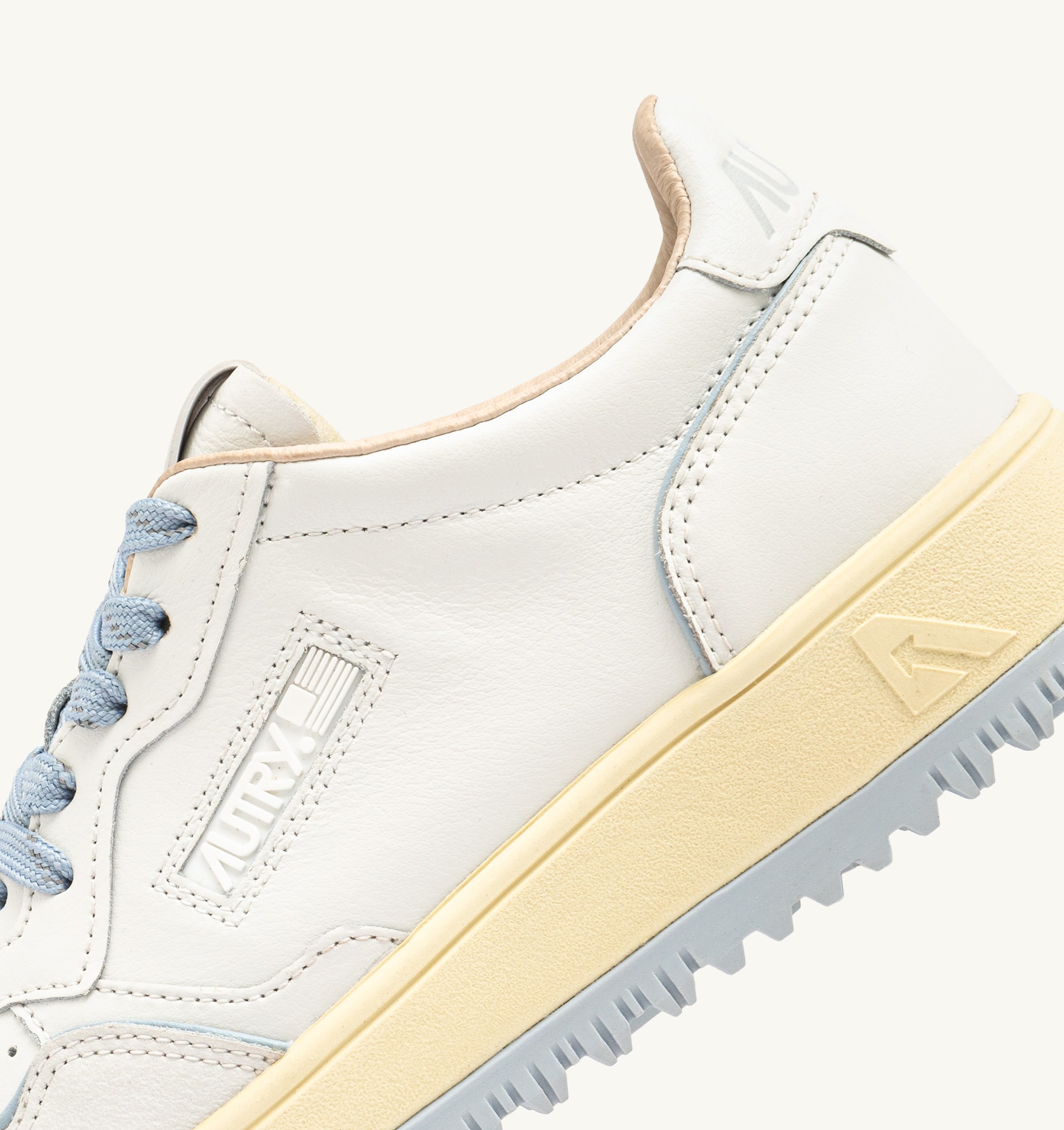 BASKETS GOLF LOW EN CUIR COLORIS BLANC ET PEARL BLUE