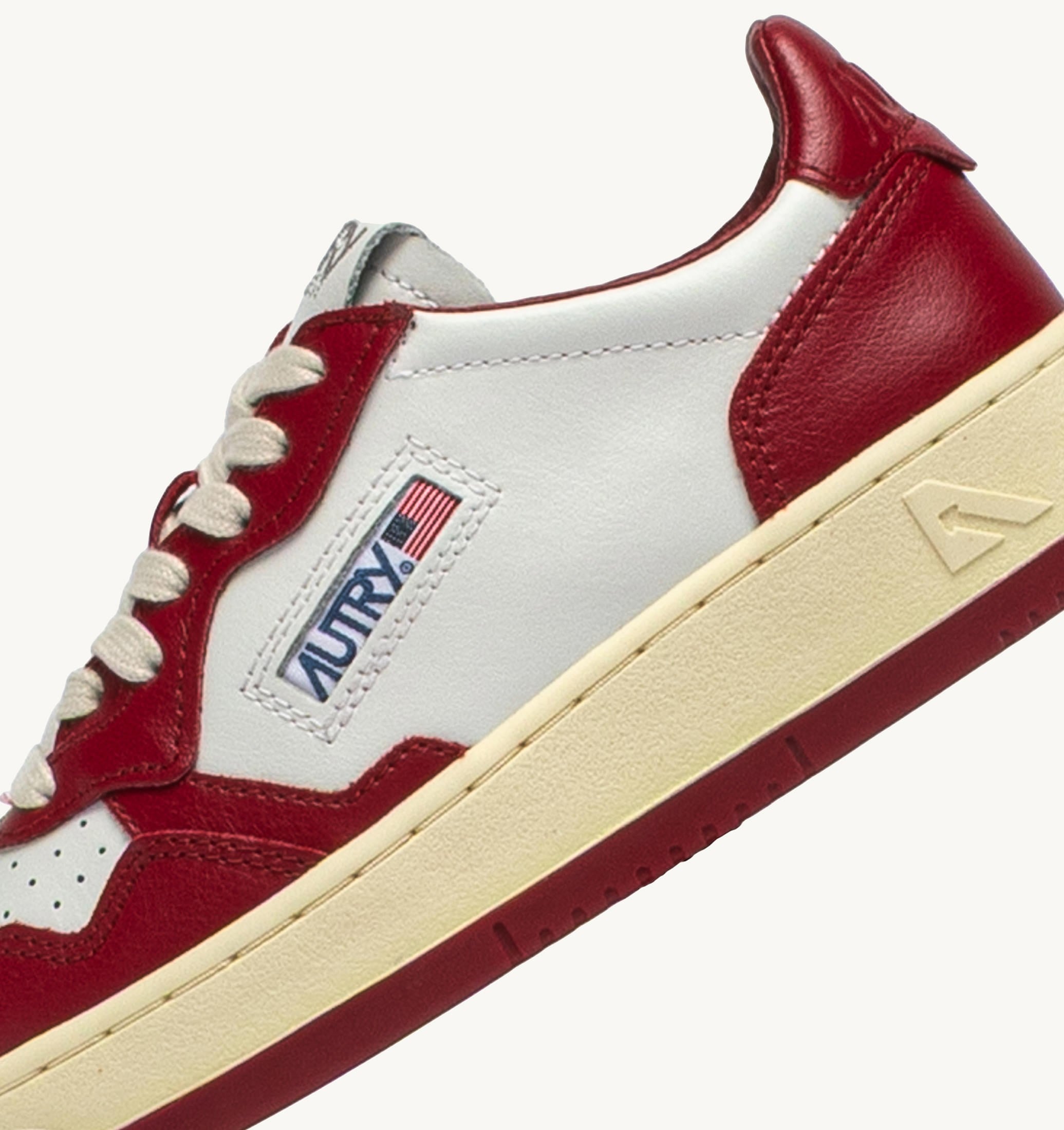 BASKETS MEDALIST LOW BICOLORE EN CUIR BLANC ET DEEP CLARET
