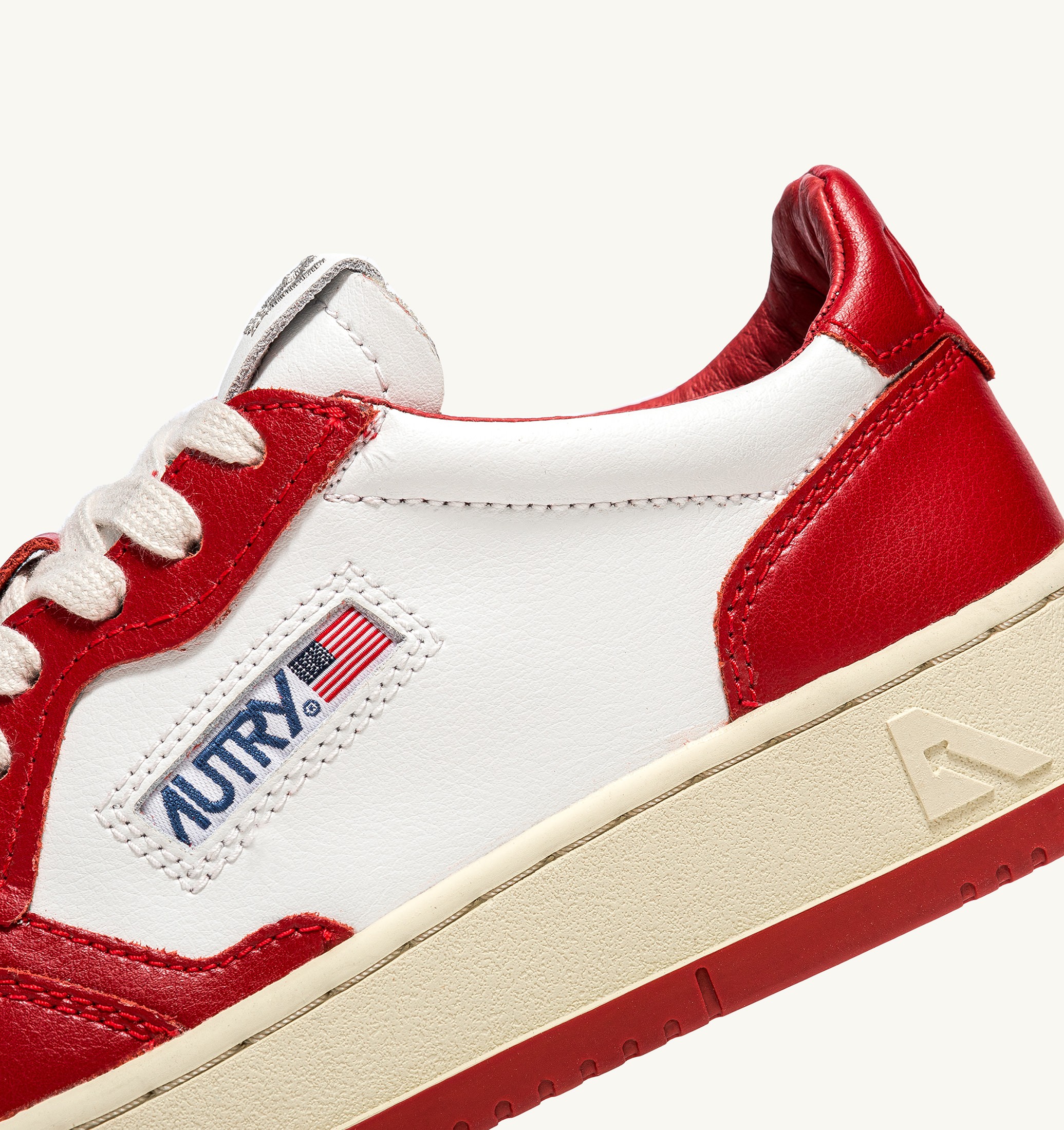 BASKETS MEDALIST LOW BICOLORE EN CUIR BLANC ET ROUGE