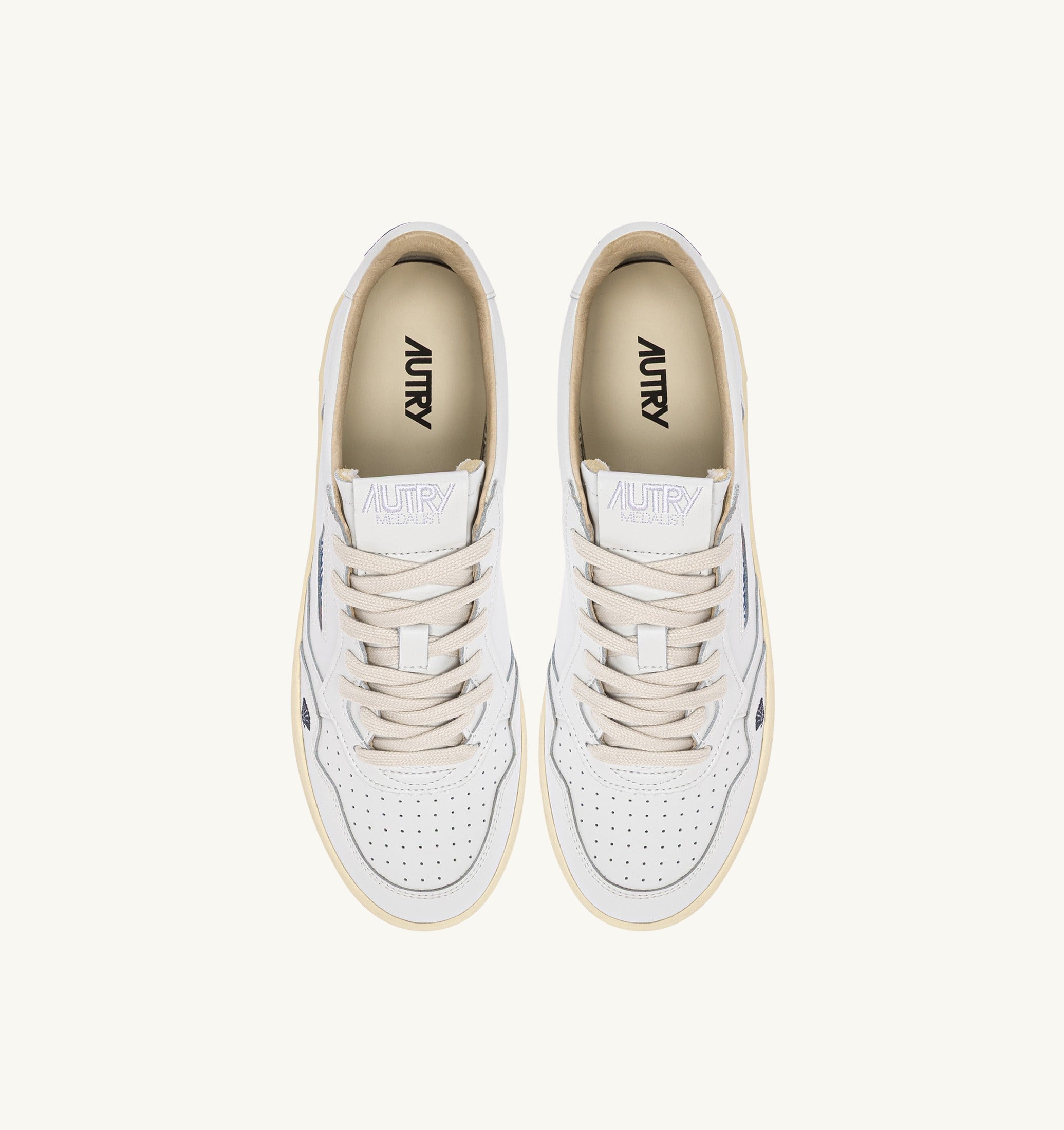 BASKETS MEDALIST LOW EN CUIR BLANC AVEC DÉTAILS SPACE BLUE
