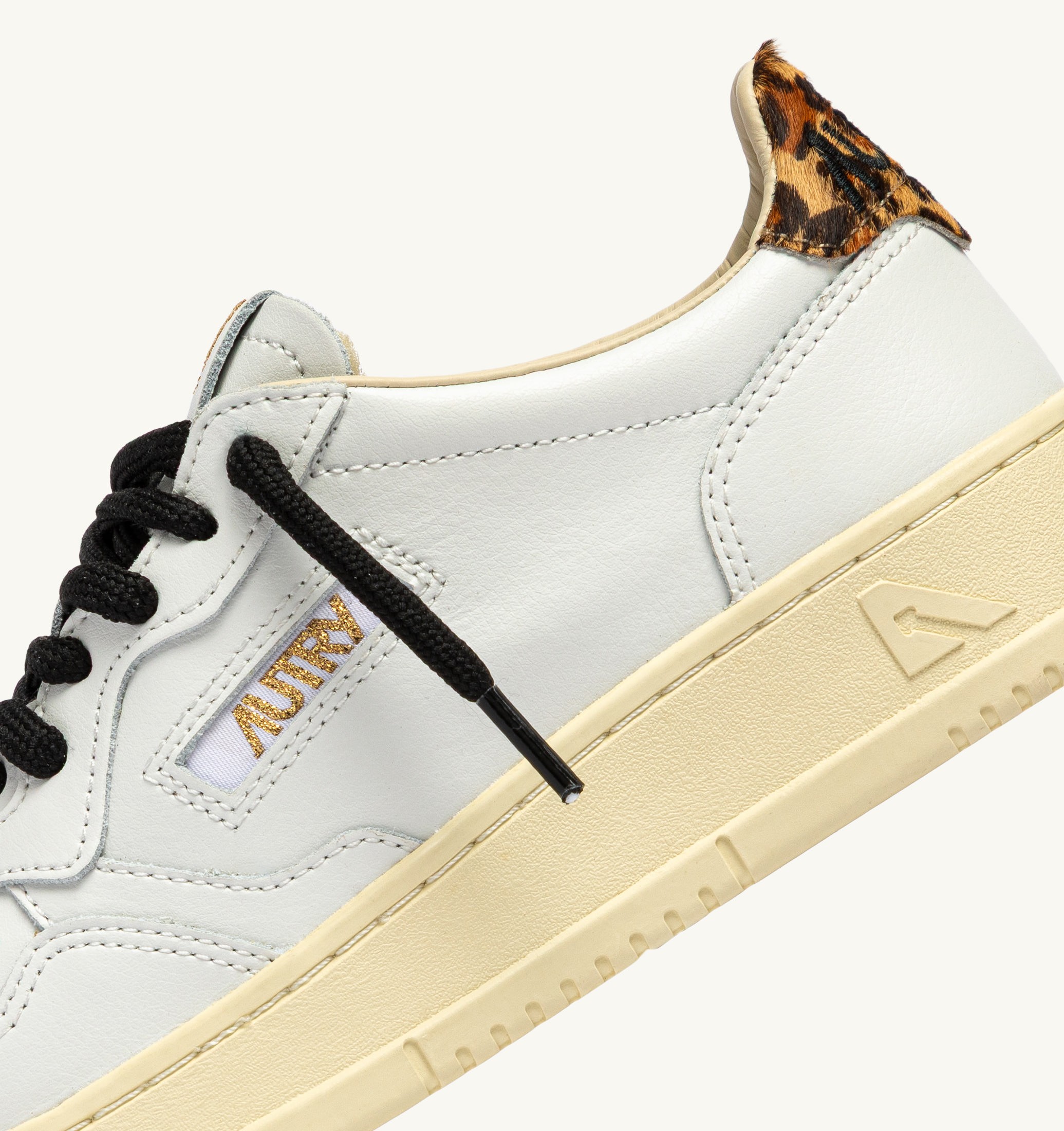 BASKETS MEDALIST LOW EN CUIR BLANC ET LEOPARD