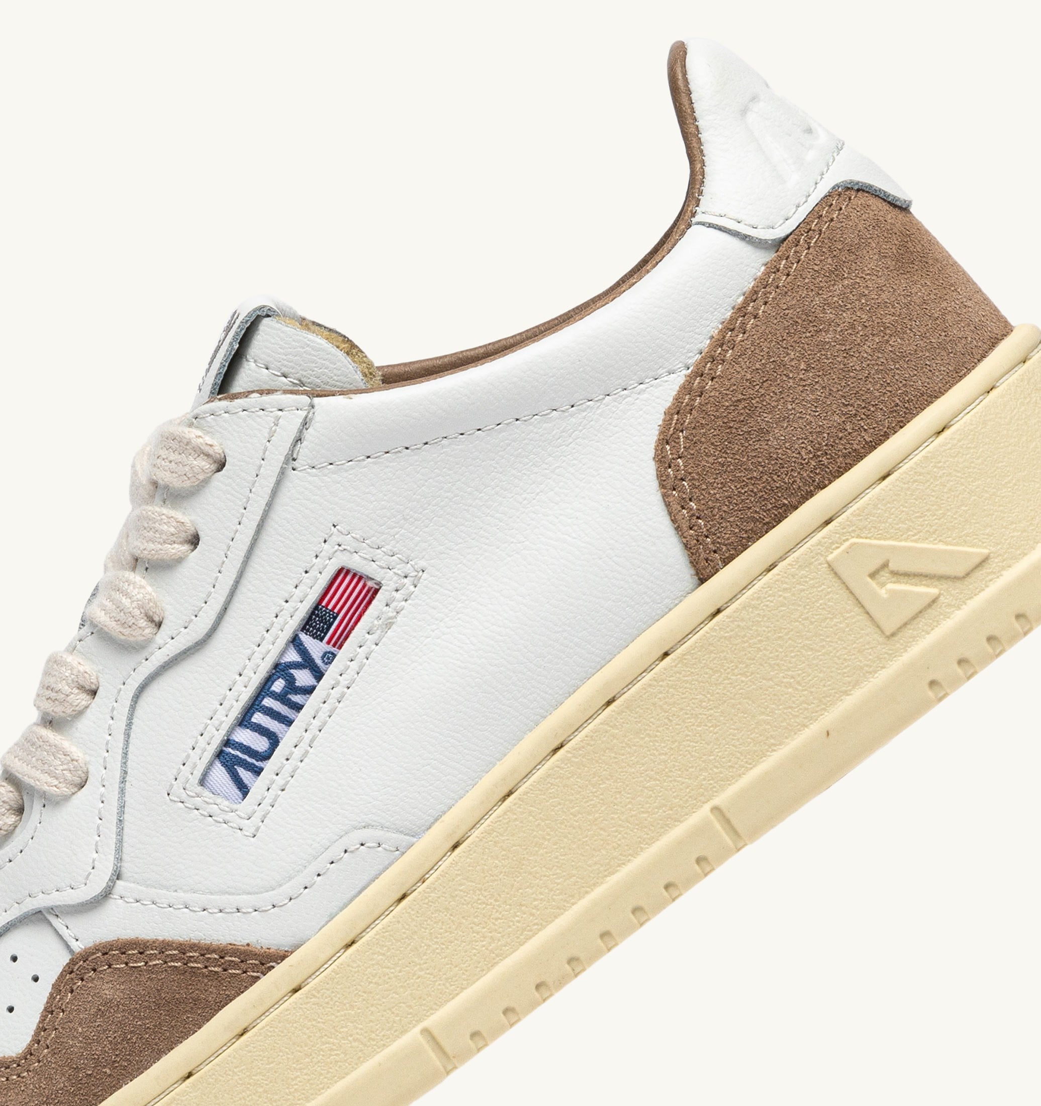 BASKETS MEDALIST LOW EN CUIR BLANC ET DAIM ANTILOPE
