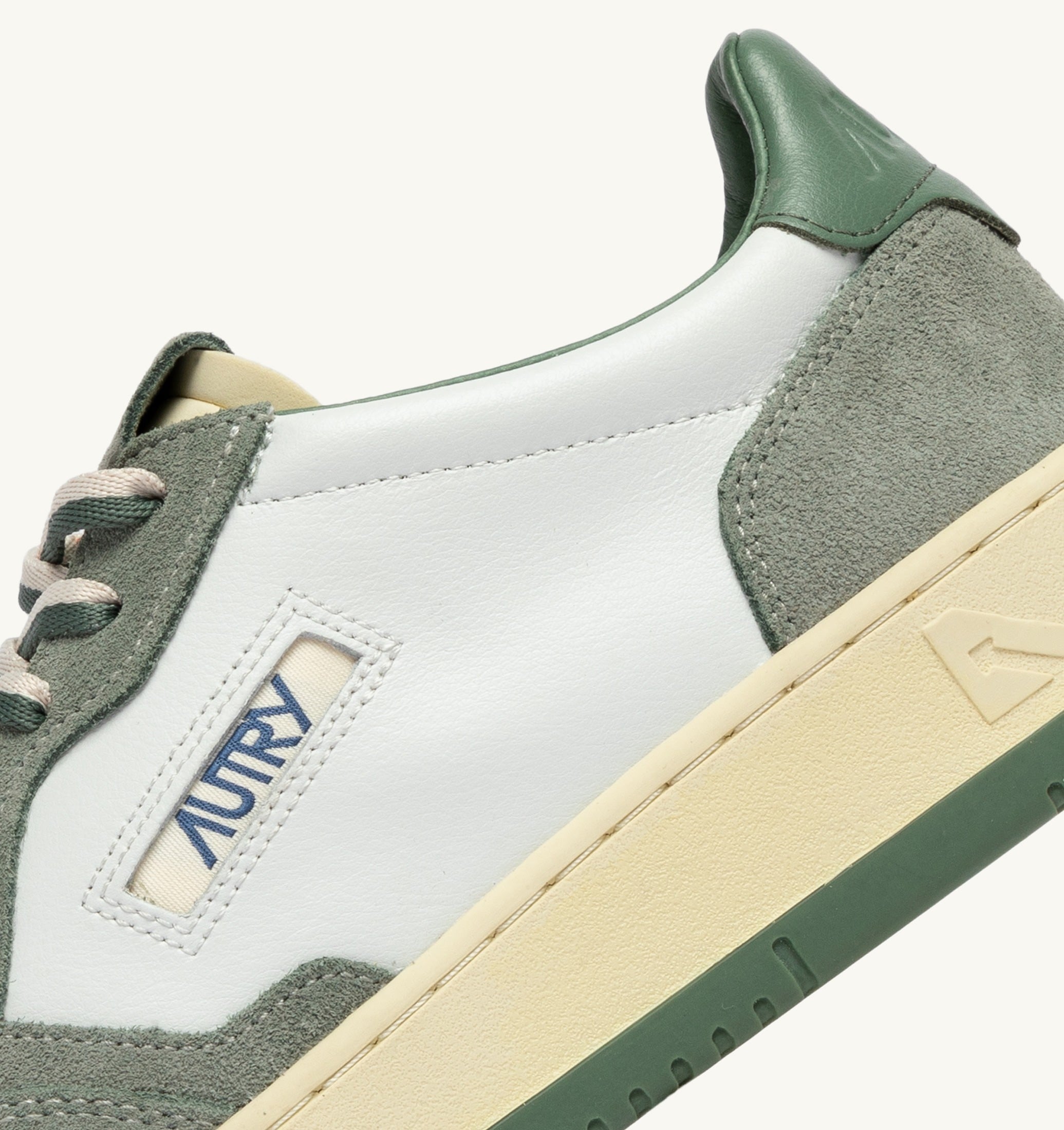 BASKETS MEDALIST LOW EN DAIM ET CUIR MILITARY ET SEA SPRAY