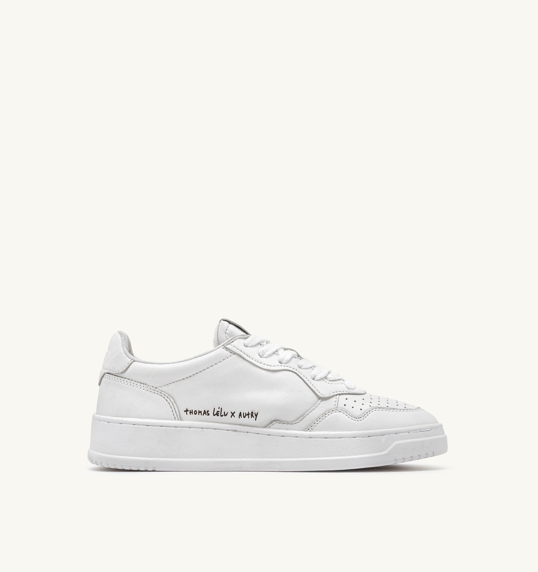 BASKETS MEDALIST LOW THOMAS LÉLU X AUTRY EN CUIR BLANC AVEC LETTERING