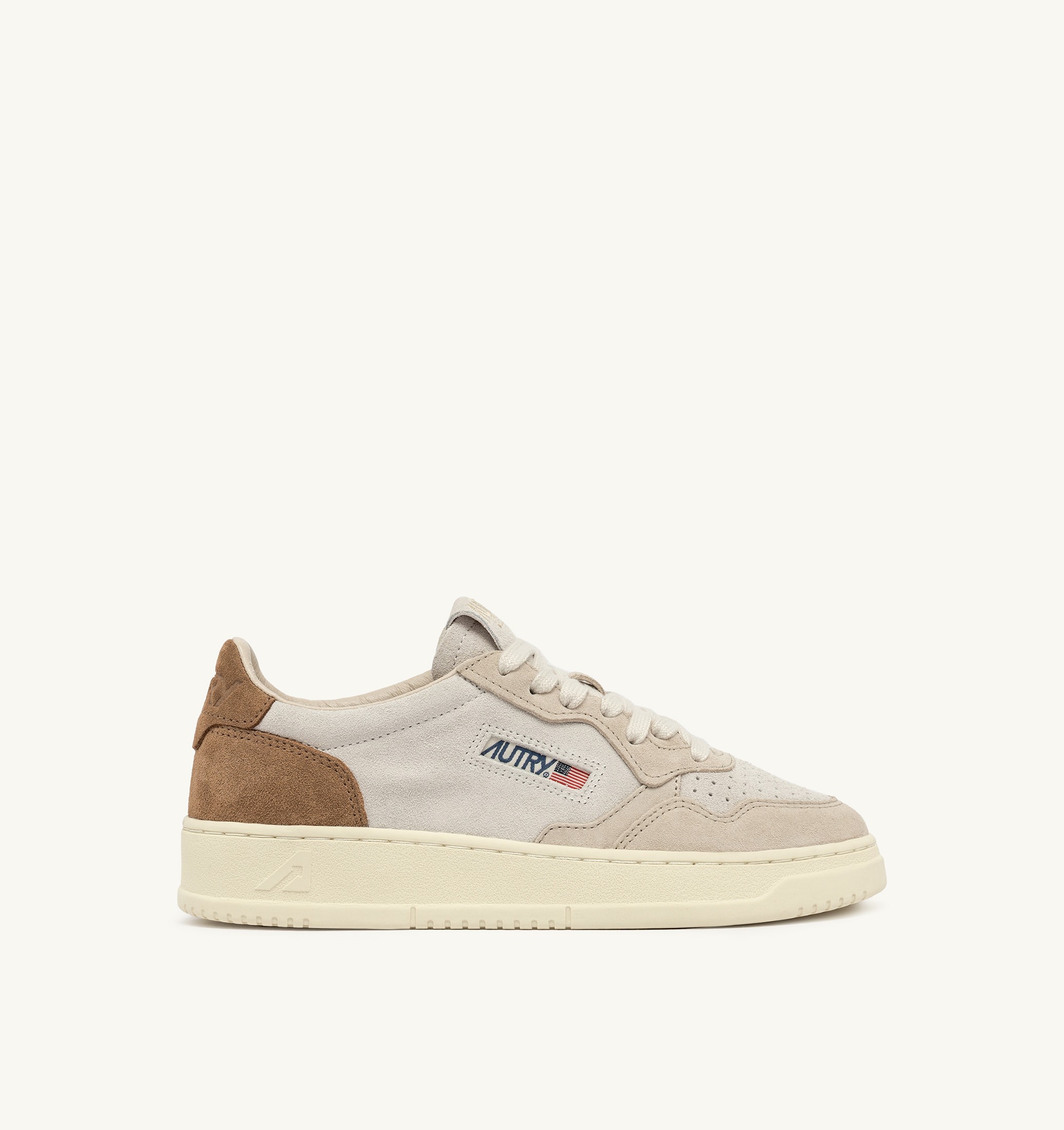BASKETS MEDALIST LOW TRICOLORE EN DAIM COLORIS SAND ET CIGAR