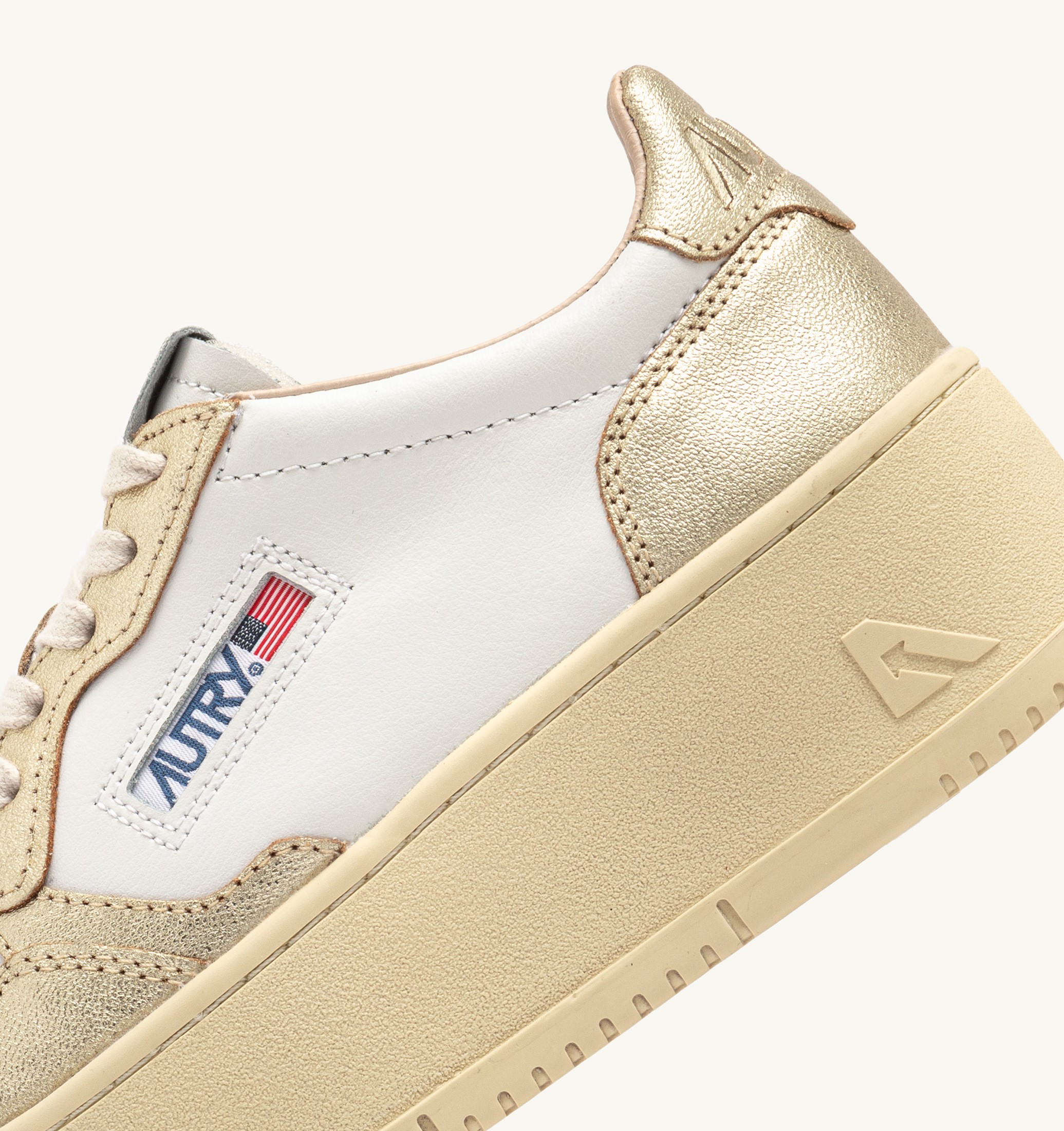 BASKETS MEDALIST PLATFORM EN CUIR BLANC ET MÉTALLISÉ PLATINE