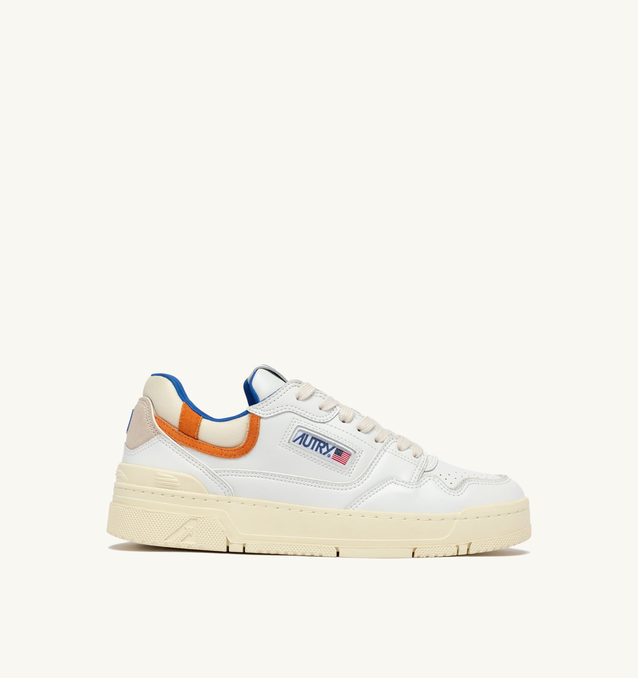 BASKETS CLC LOW EN CUIR BLANC ET FANTA
