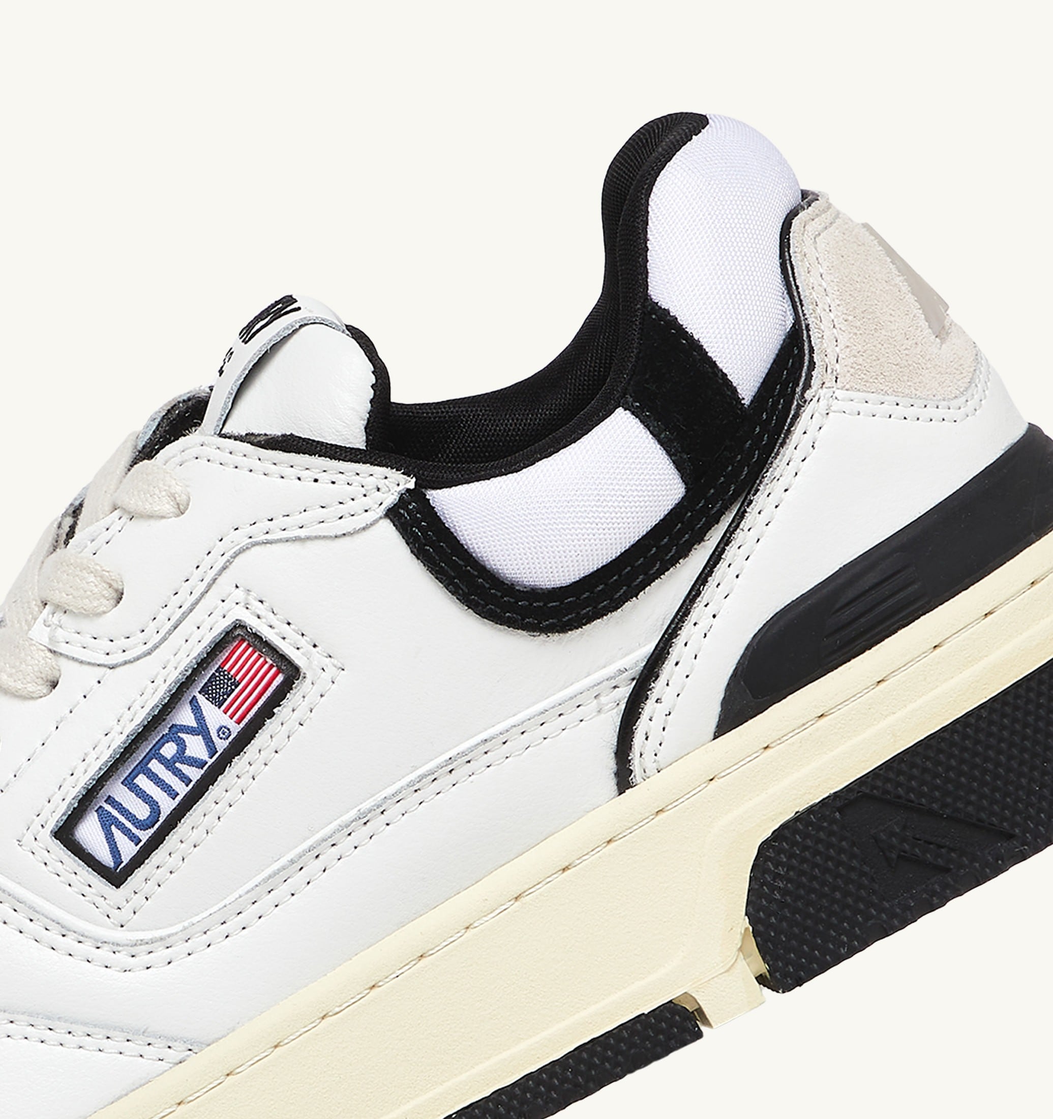 BASKETS CLC LOW EN CUIR BLANC ET DAIM NOIR