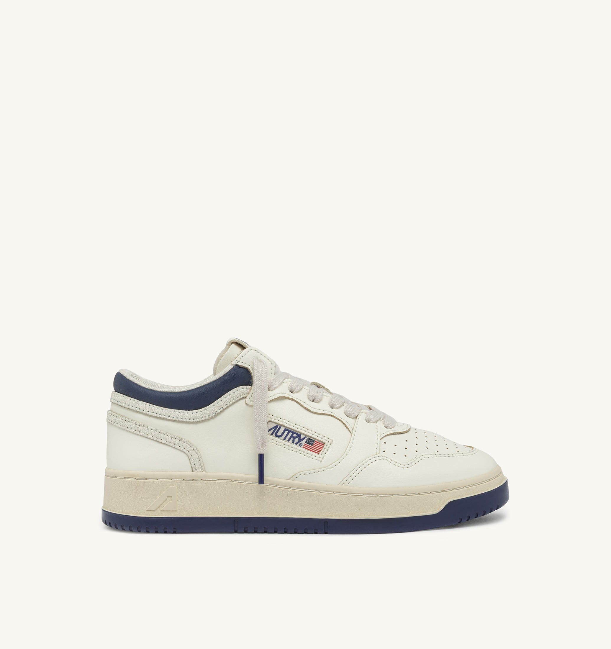 BASKETS MED-WAY EN CUIR COLORIS MARSHMALLOW ET ENSIGN BLUE