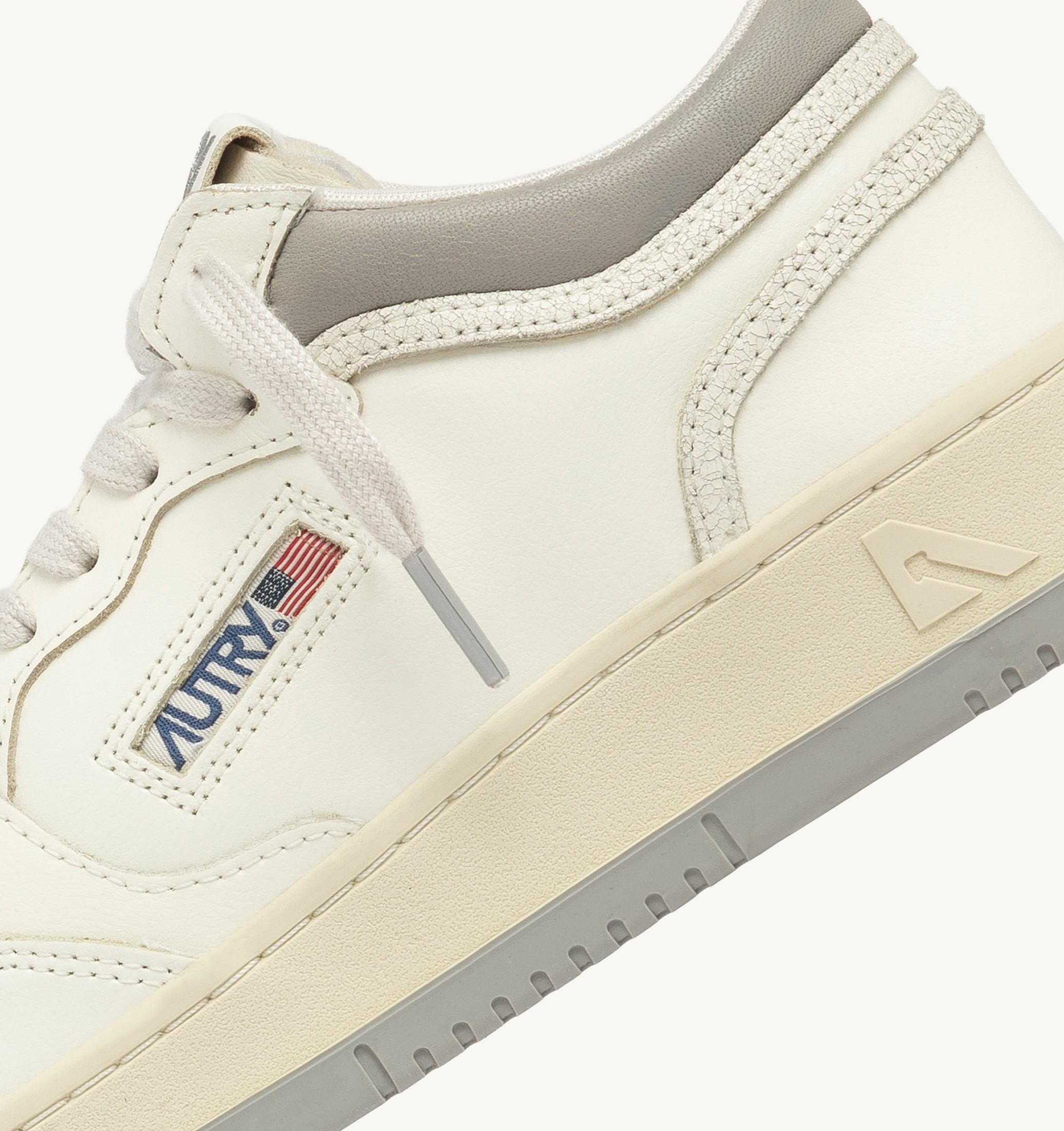 BASKETS MED-WAY EN CUIR COLORIS MARSHMALLOW ET VAPOR