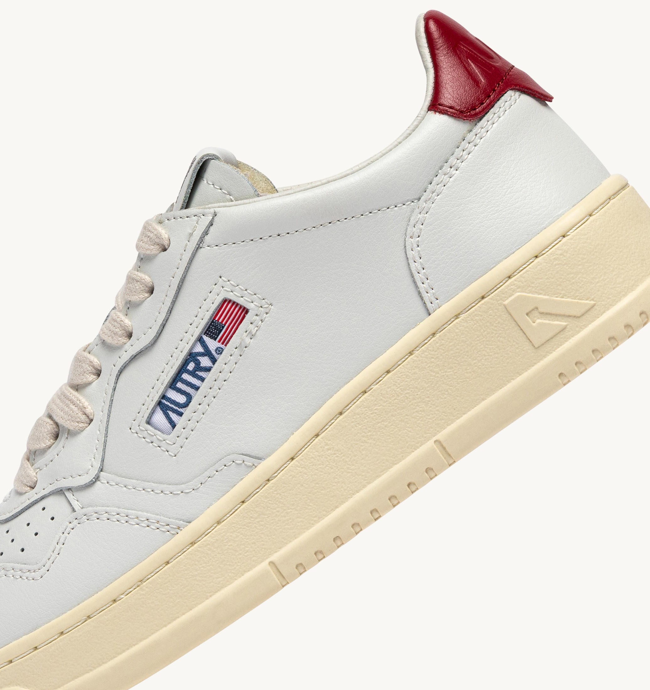 BASKETS MEDALIST LOW EN CUIR BLANC ET DEEP CLARET