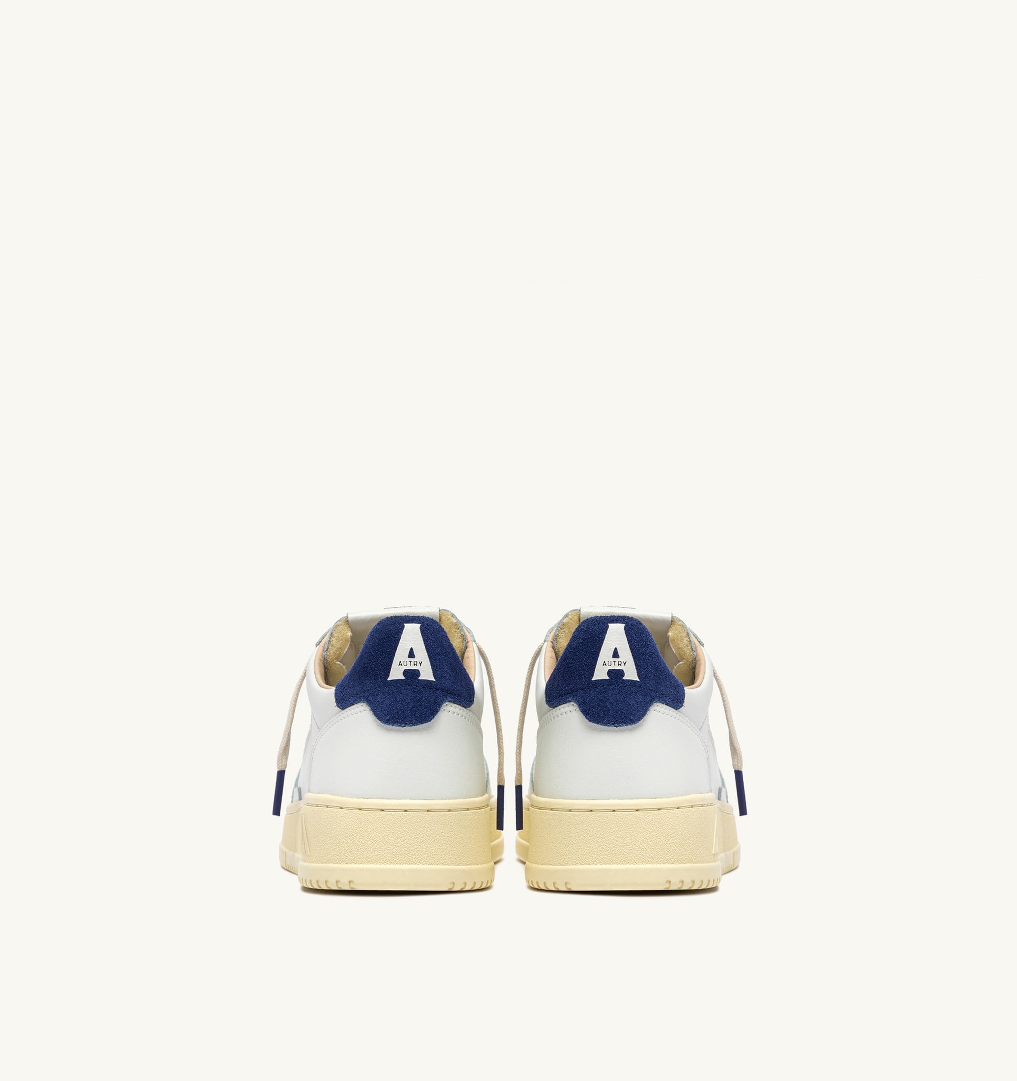 BASKETS MEDALIST LOW EN CUIR BLANC ET DAIM BLUE DEPTHS