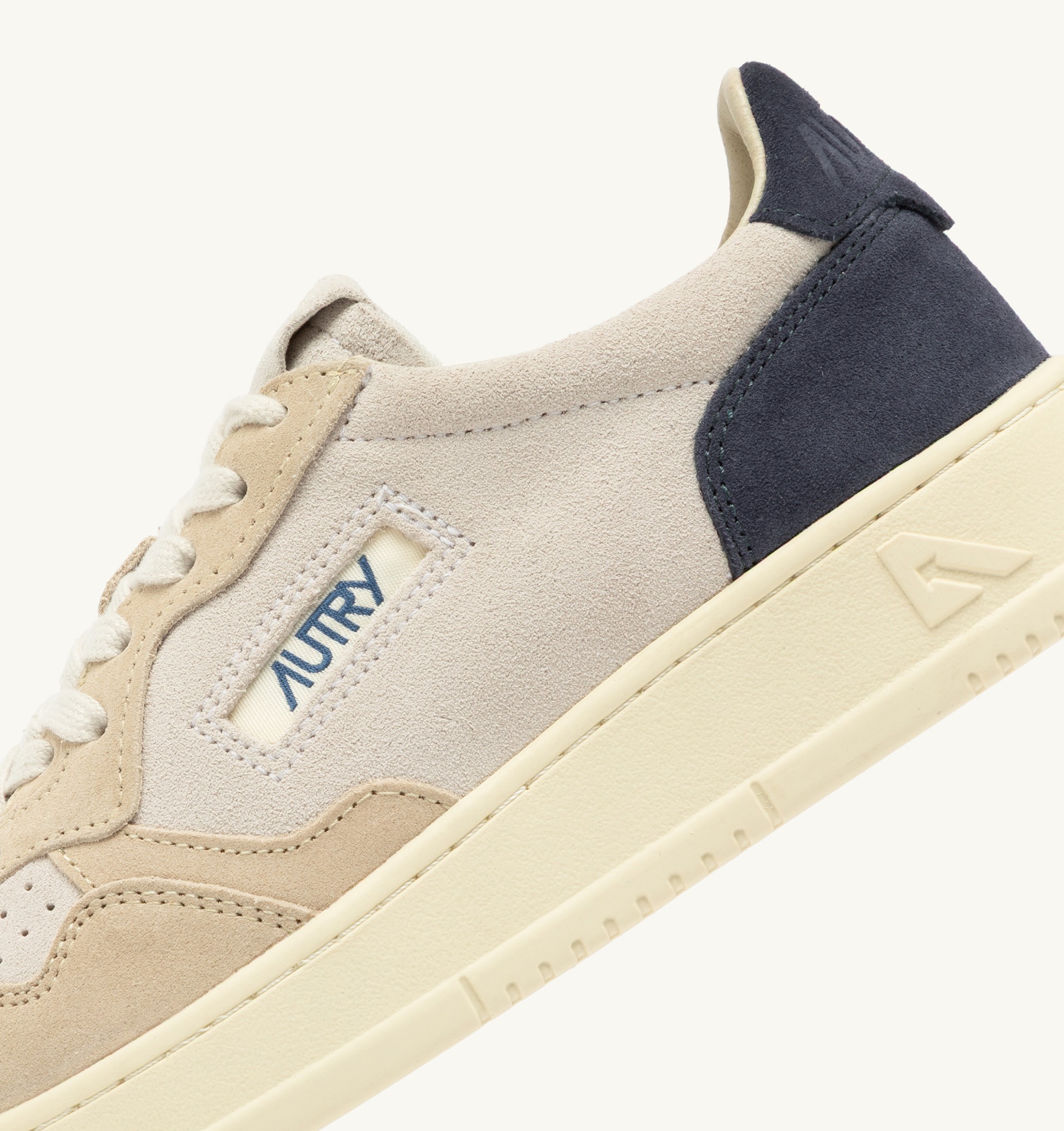 BASKETS MEDALIST LOW TRICOLORE EN DAIM BLANC SAND ET BLUE SPACE